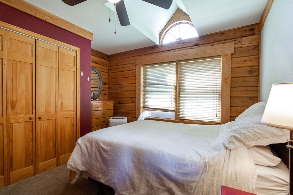 Photo of Bedroom in Blue Eye