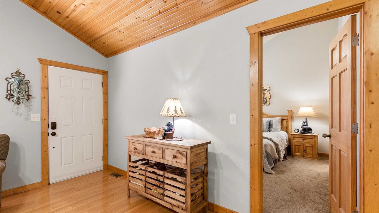 Photo of Bedroom in Reeds Spring
