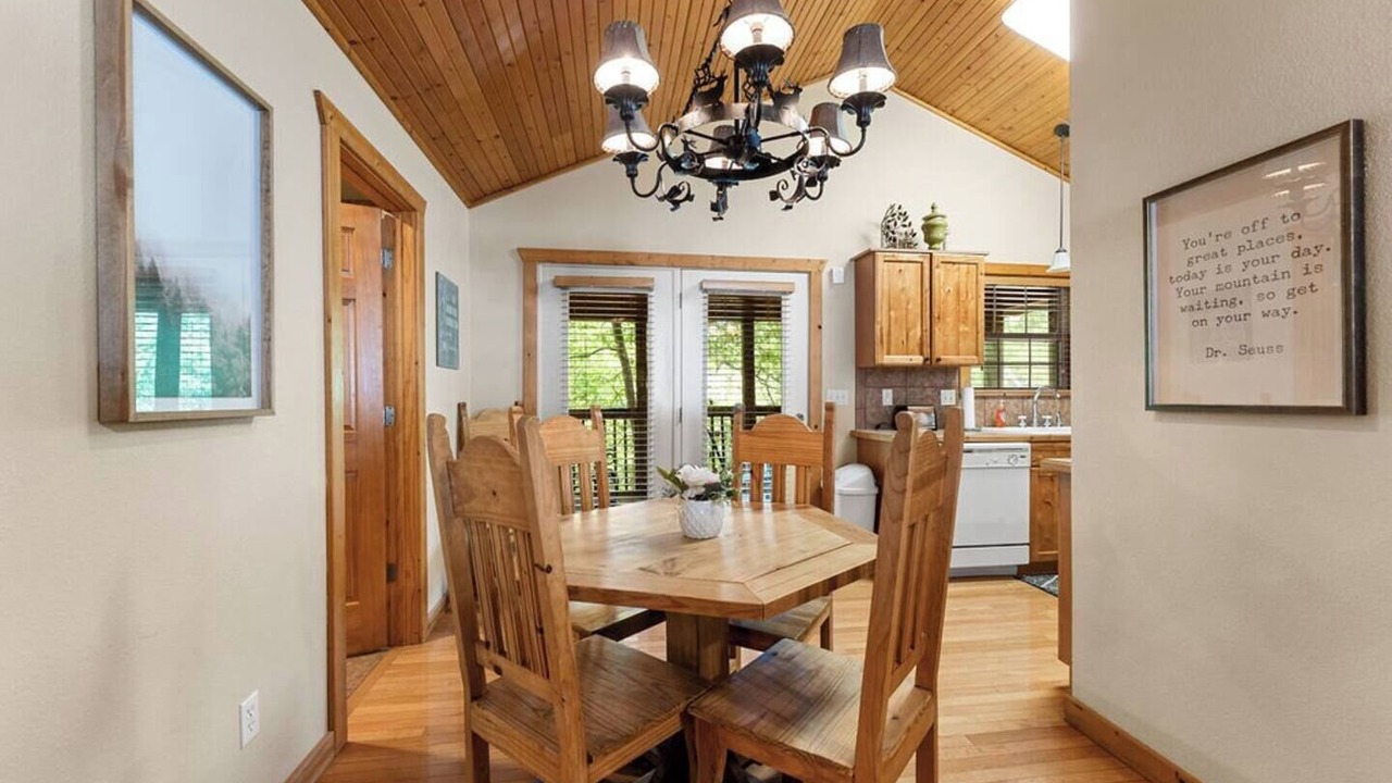Photo of Bedroom in Reeds Spring