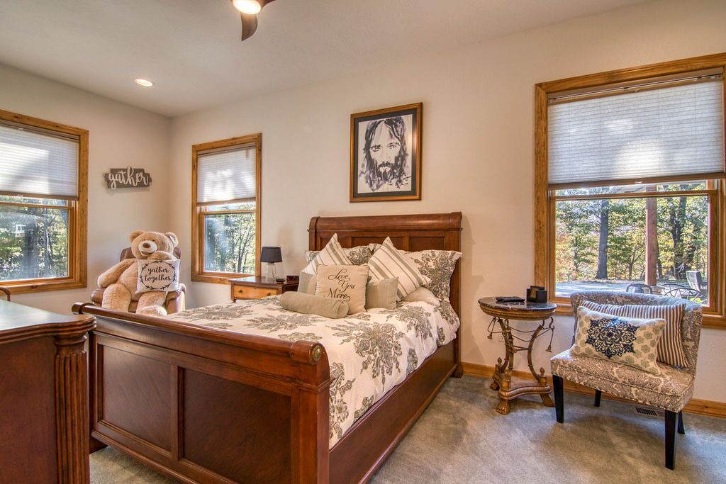 Photo of Bedroom in Blue Eye