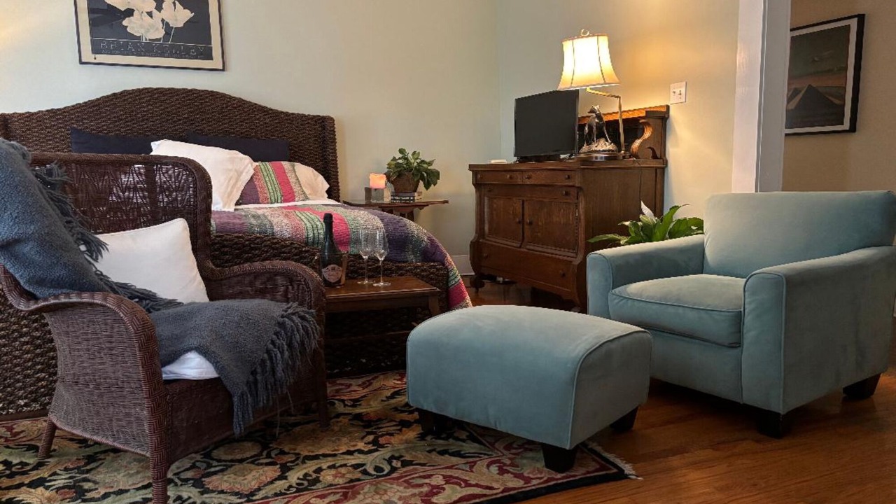 Photo of Livingroom in East of Broadway