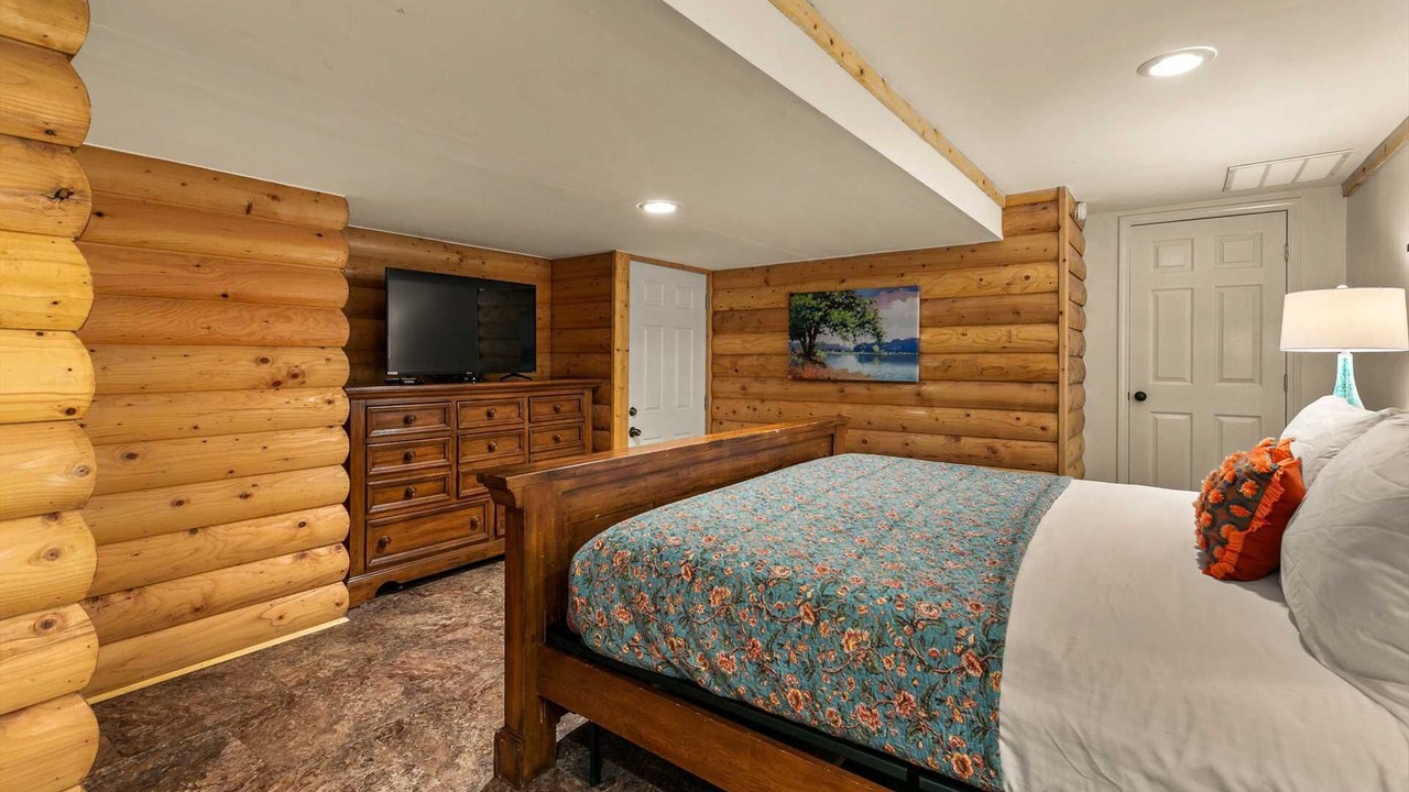 Photo of Bedroom in Branson Theater District