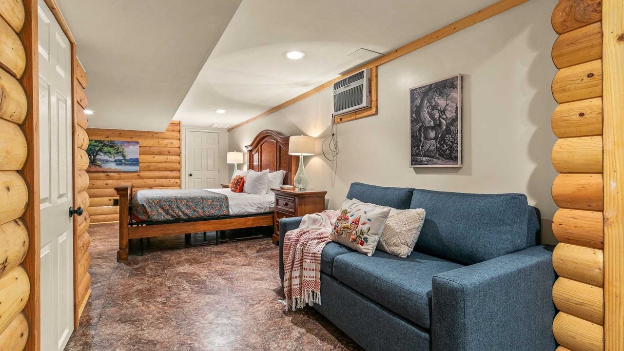 Photo of Bedroom in Branson Theater District