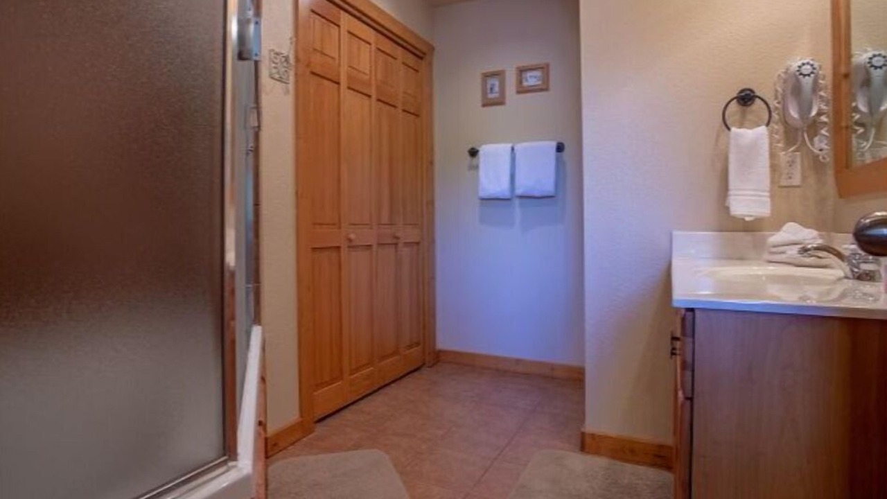 Photo of Bathroom in Reeds Spring