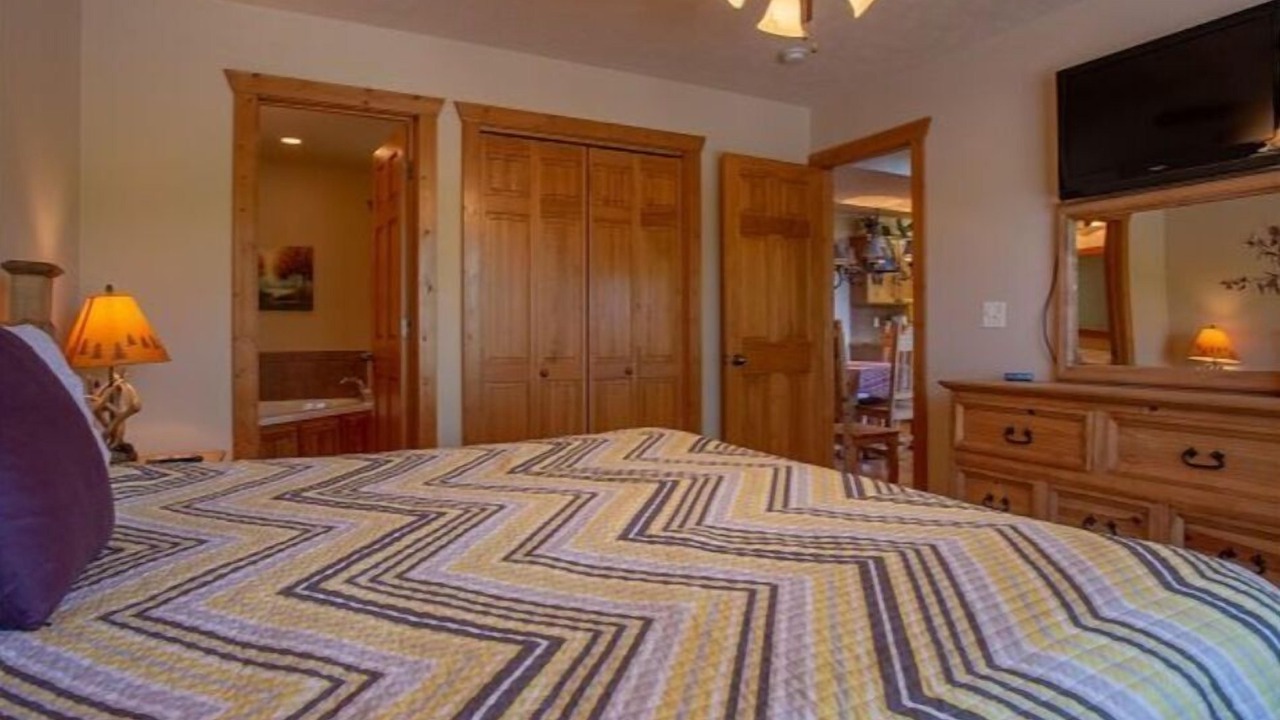 Photo of Bedroom in Reeds Spring