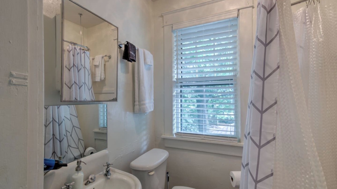 Photo of Bathroom in Cooper-Young Historic District