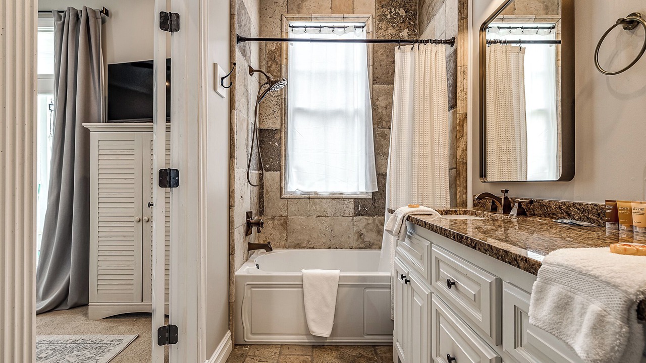 Photo of Bathroom in Carlton Landing