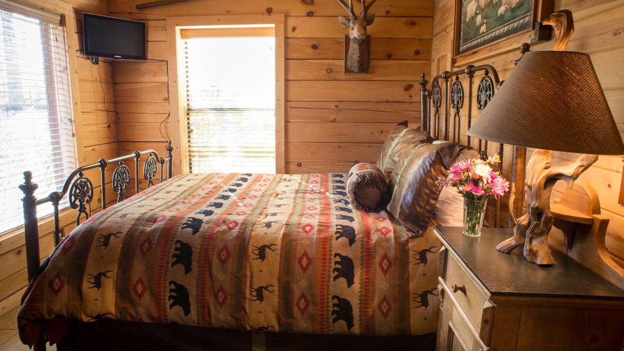 Photo of Bedroom in Branson Cedars