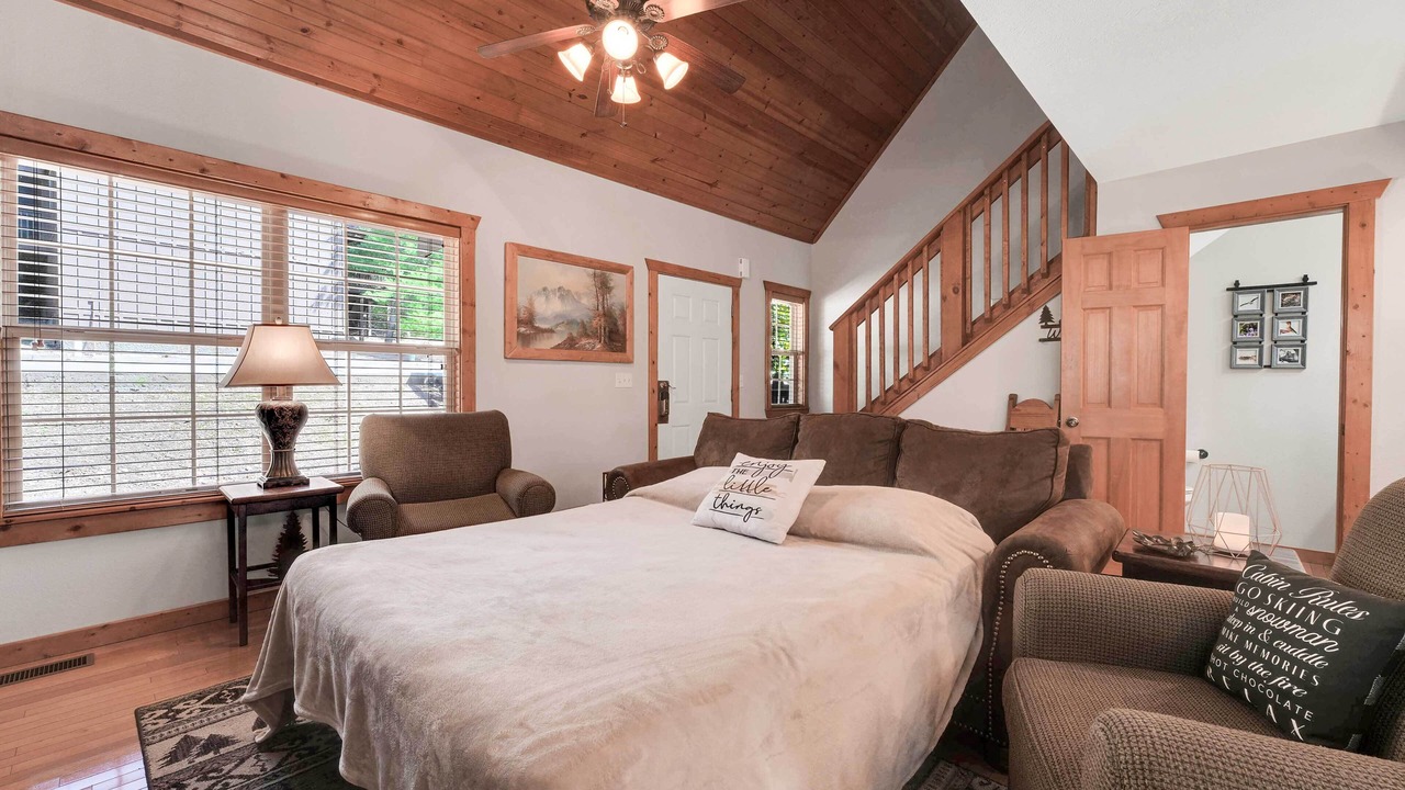 Photo of Bedroom in Reeds Spring