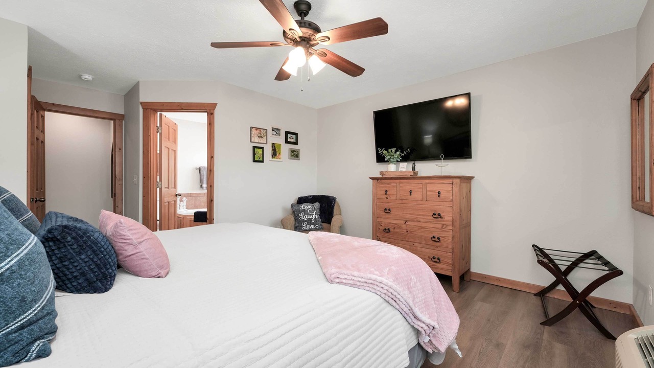 Photo of Bedroom in Reeds Spring