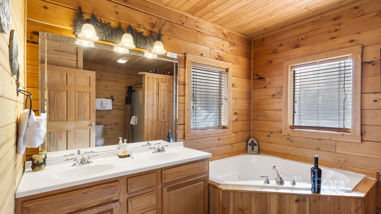 Photo of Bathroom in Branson Cedars