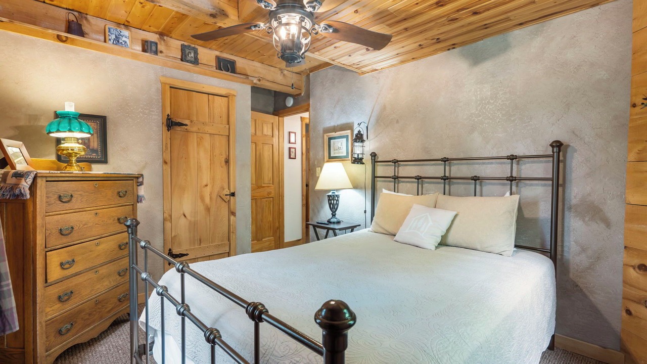 Photo of Bedroom in Blue Eye
