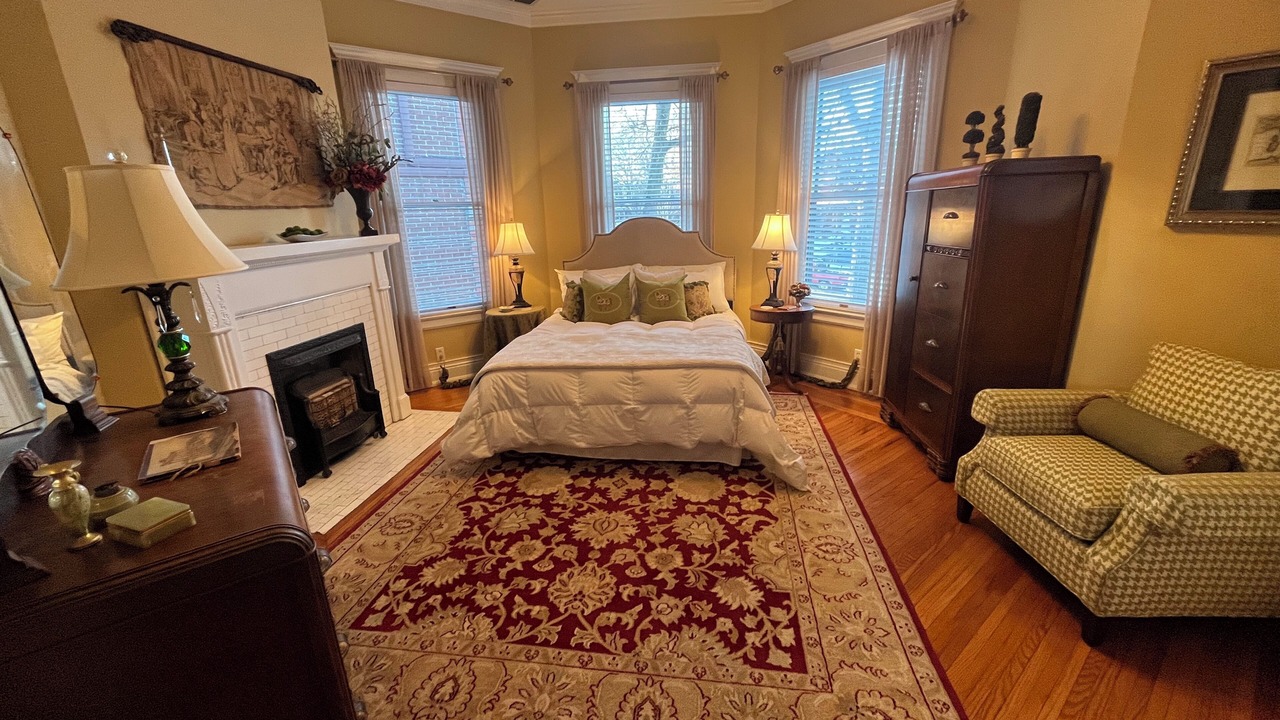 Photo of Livingroom in Cherokee Triangle