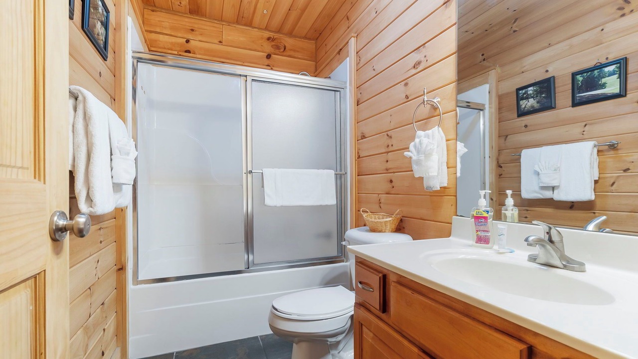 Photo of Bathroom in Branson Cedars