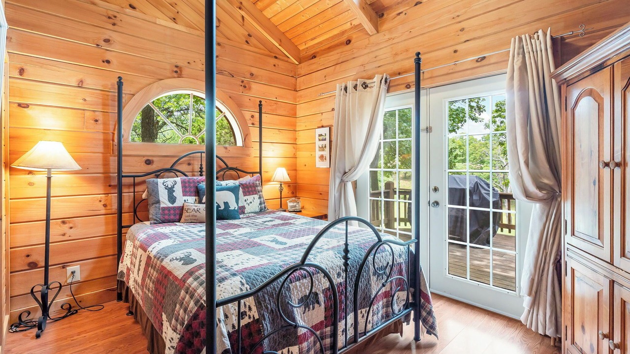 Photo of Bedroom in Branson Cedars