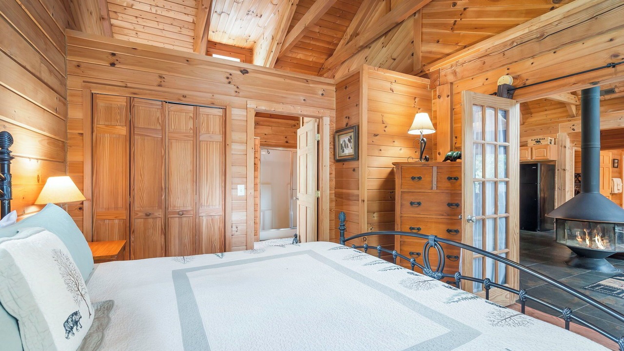 Photo of Bedroom in Branson Cedars