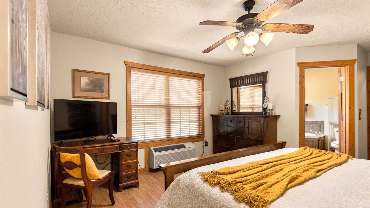 Photo of Bedroom in Reeds Spring