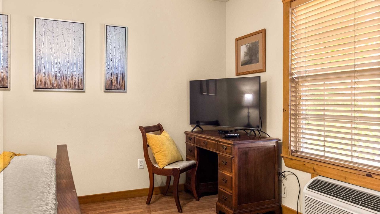 Photo of Bedroom in Reeds Spring