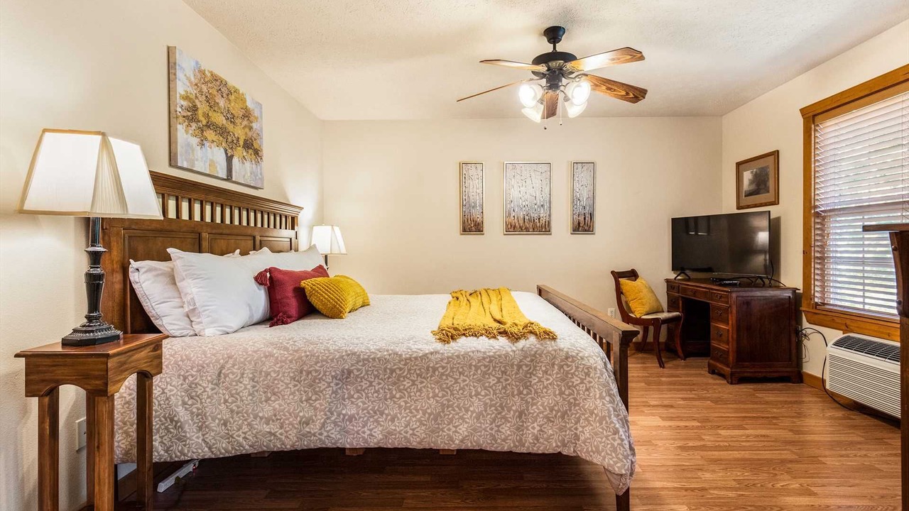 Photo of Bedroom in Reeds Spring