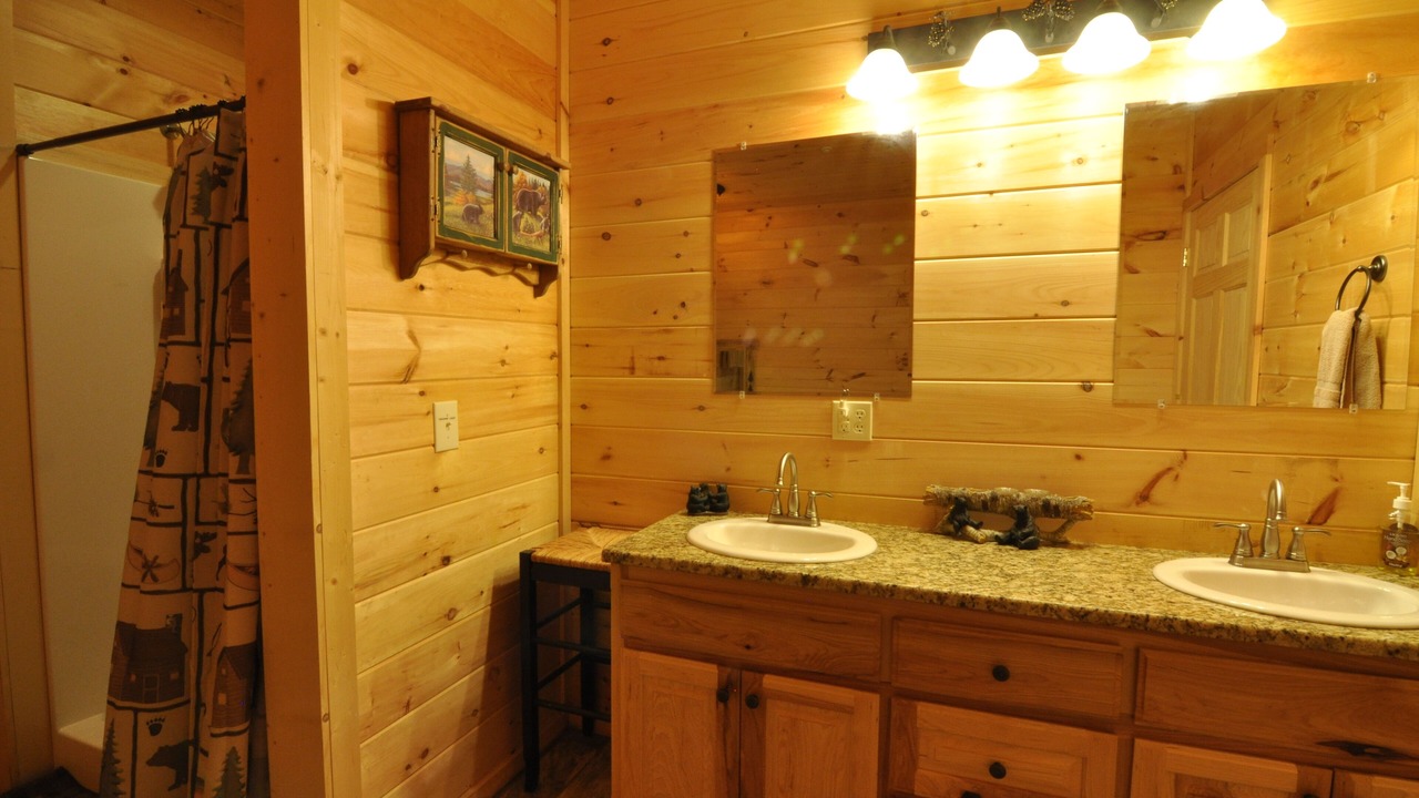 Photo of Bathroom in Branson Cedars