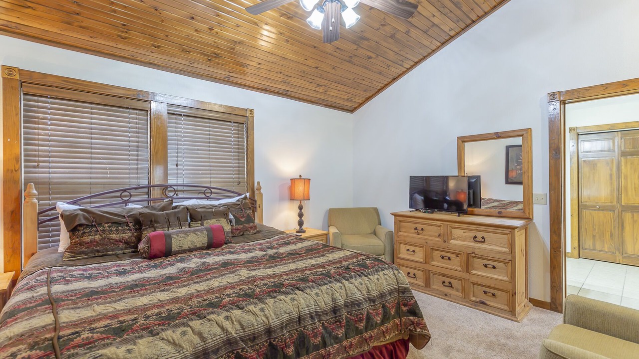 Photo of Bedroom in Reeds Spring