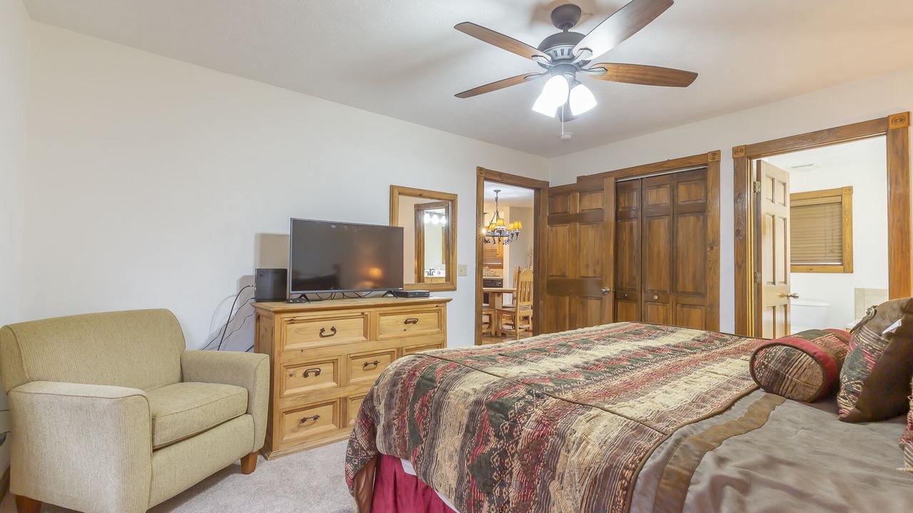 Photo of Bedroom in Reeds Spring