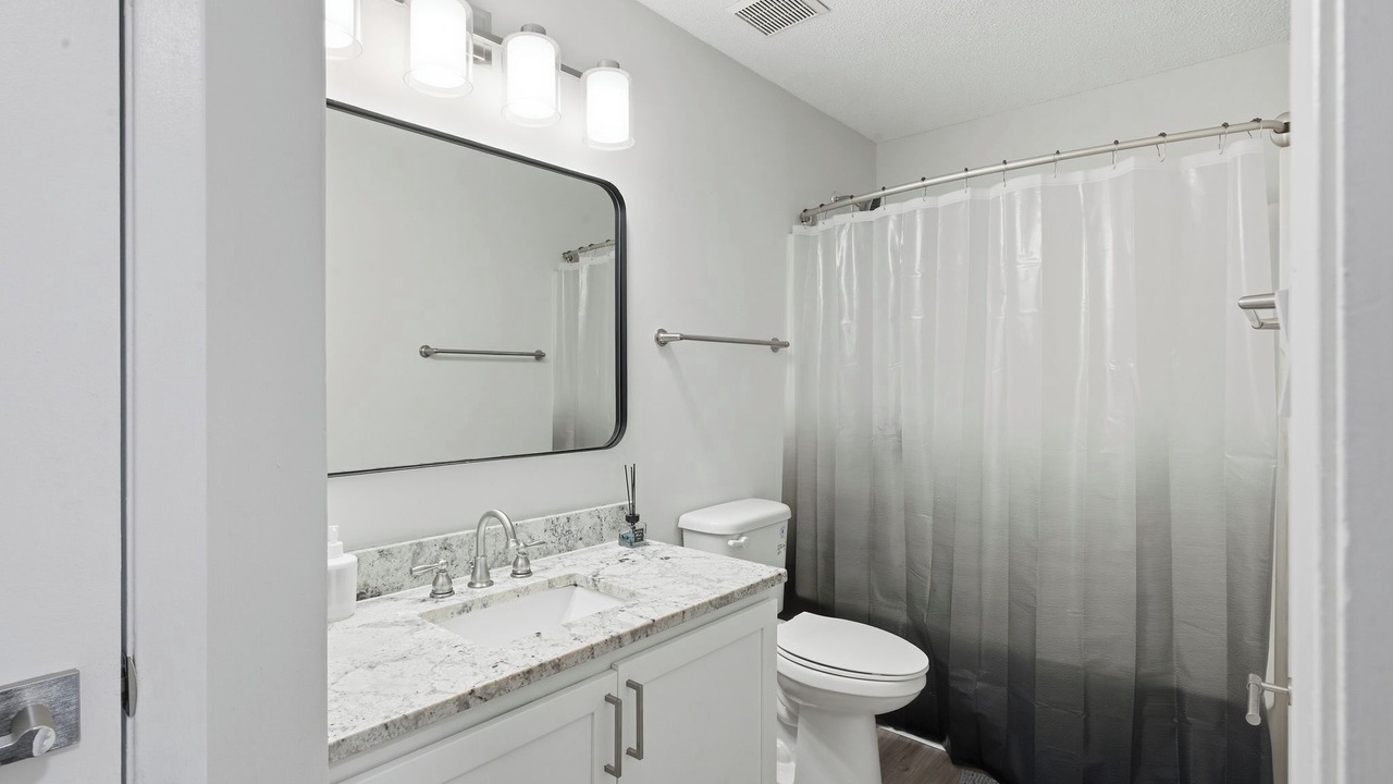 Photo of Bathroom in Hurstbourne Acres