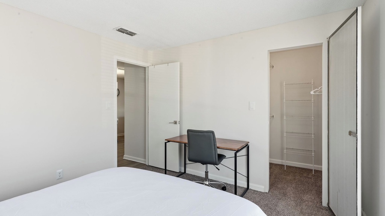 Photo of Bedroom in Hurstbourne Acres