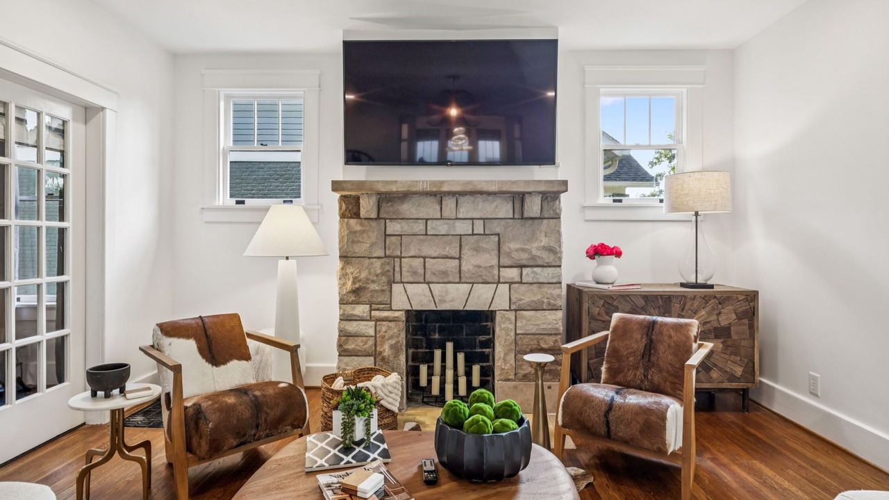 Photo of Livingroom in Belmont - Hillsboro