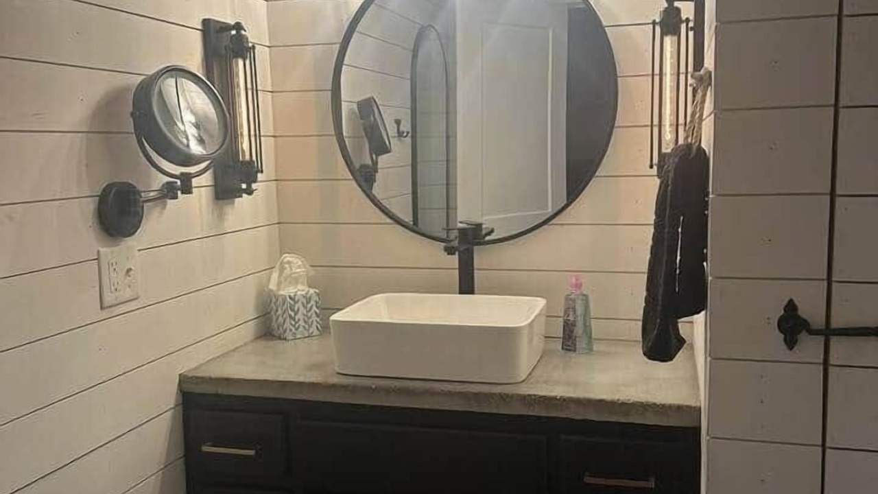 Photo of Bathroom in Counce
