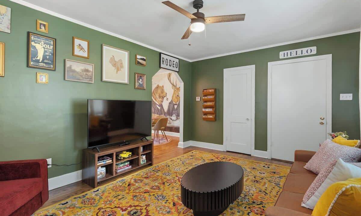 Photo of Livingroom in University District