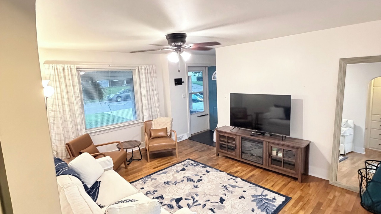 Photo of Livingroom in Lansing