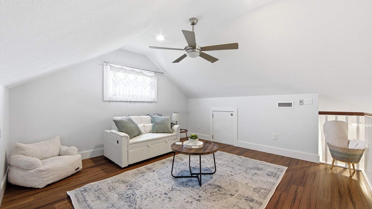 Photo of Livingroom in Wind Over Waves