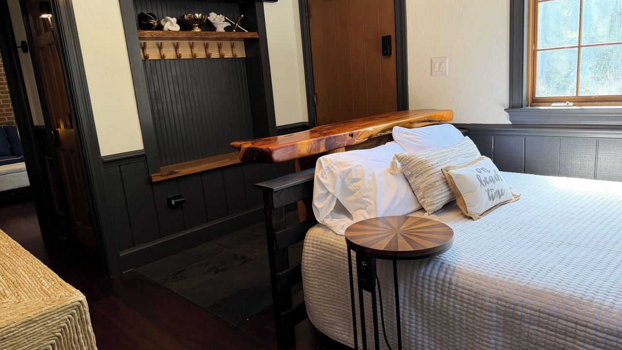 Photo of Bedroom in Manteo