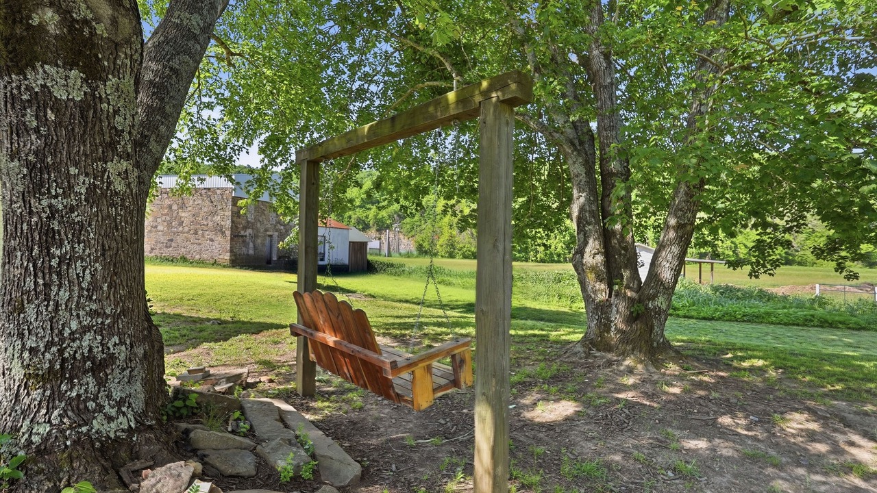 Photo of Outdoor in Leslie