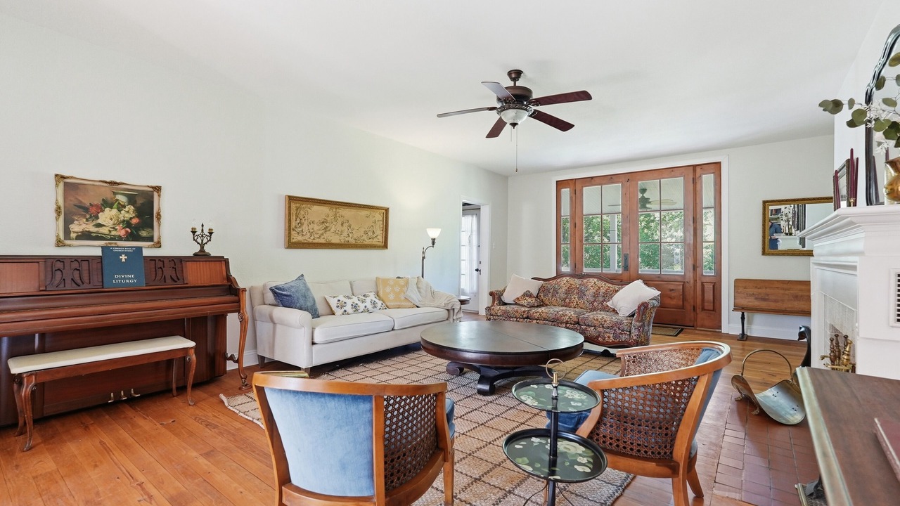 Photo of Livingroom in Leslie