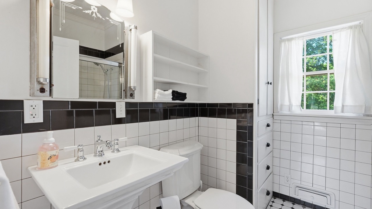 Photo of Bathroom in Leslie