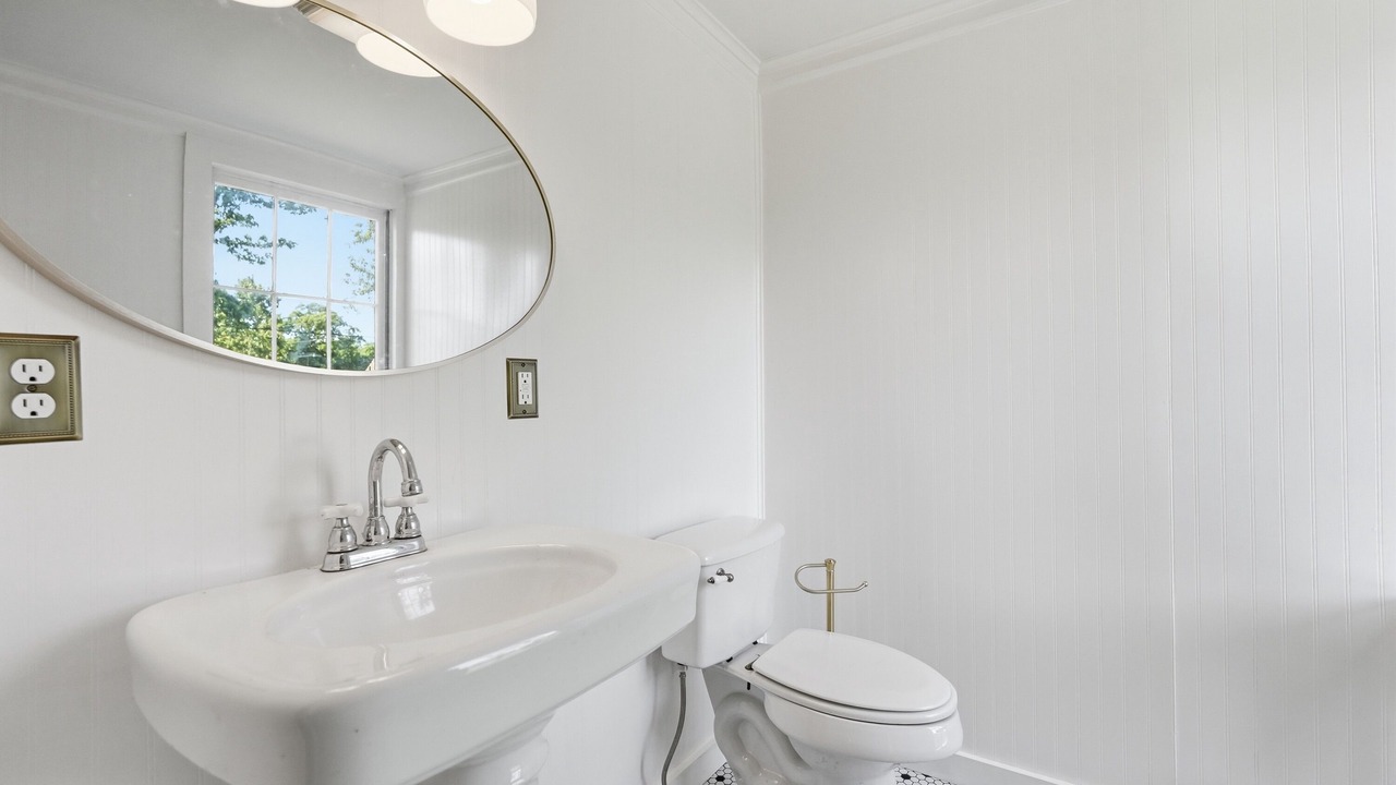 Photo of Bathroom in Leslie