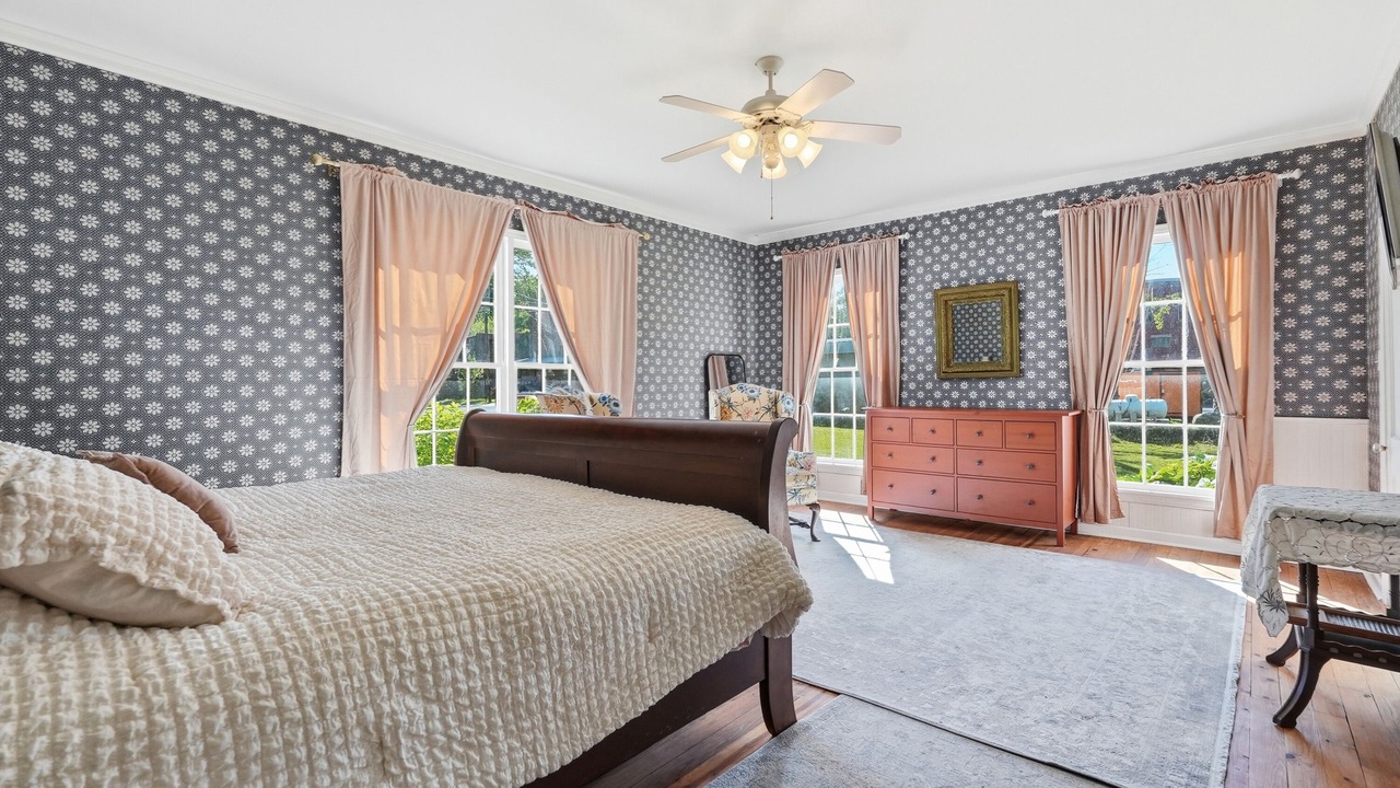 Photo of Bedroom in Leslie