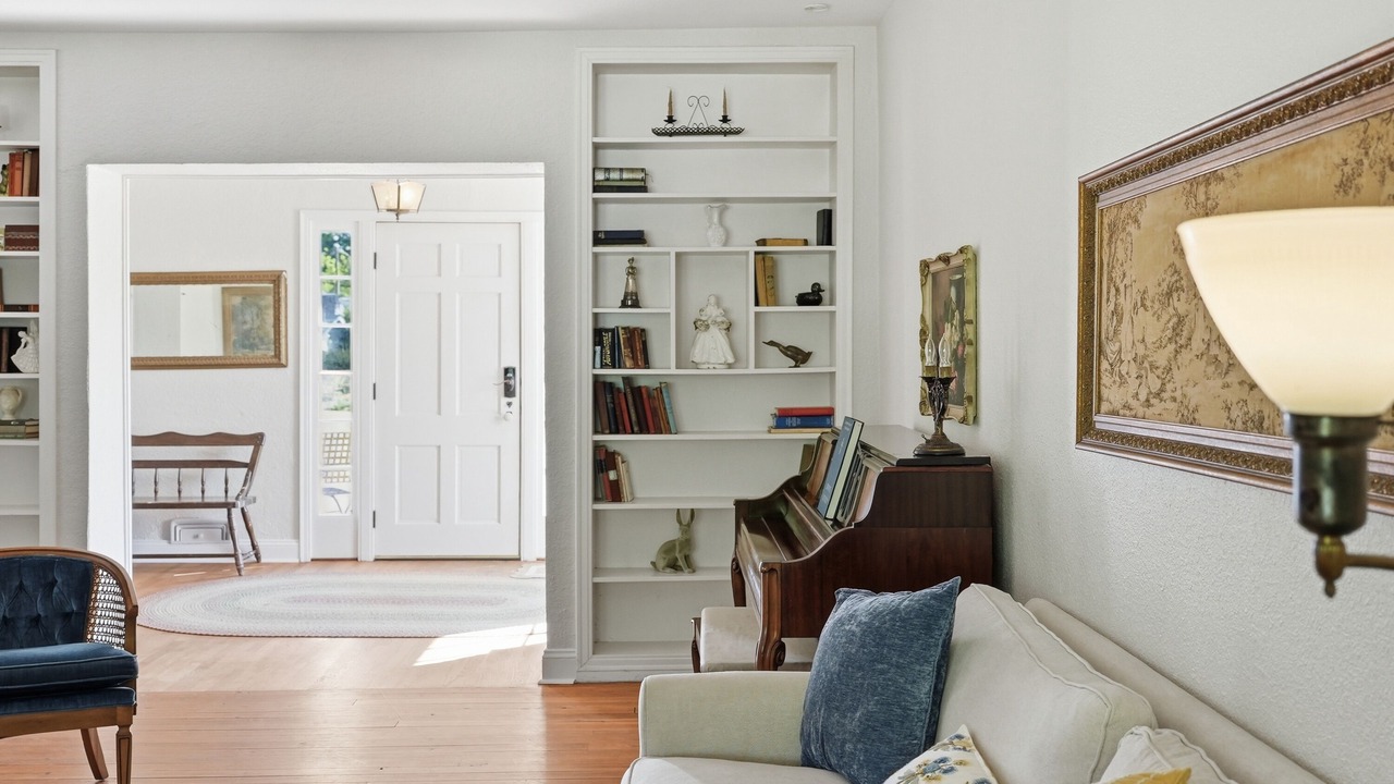 Photo of Livingroom in Leslie