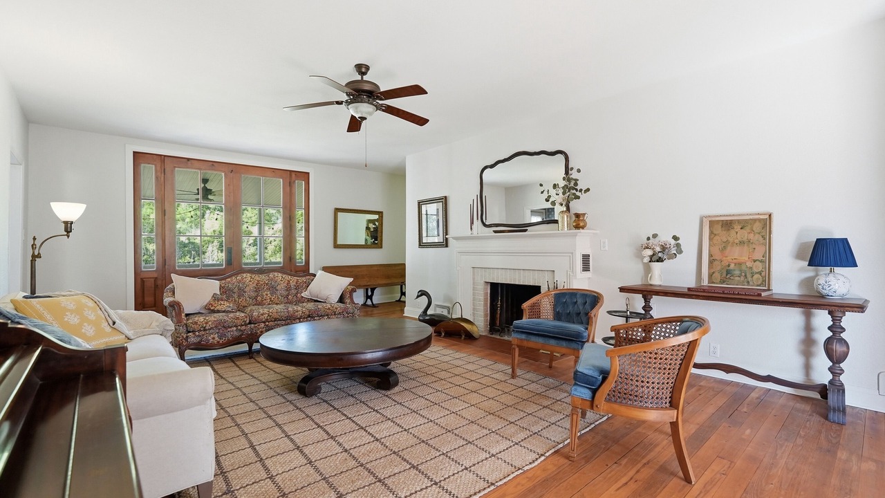 Photo of Livingroom in Leslie