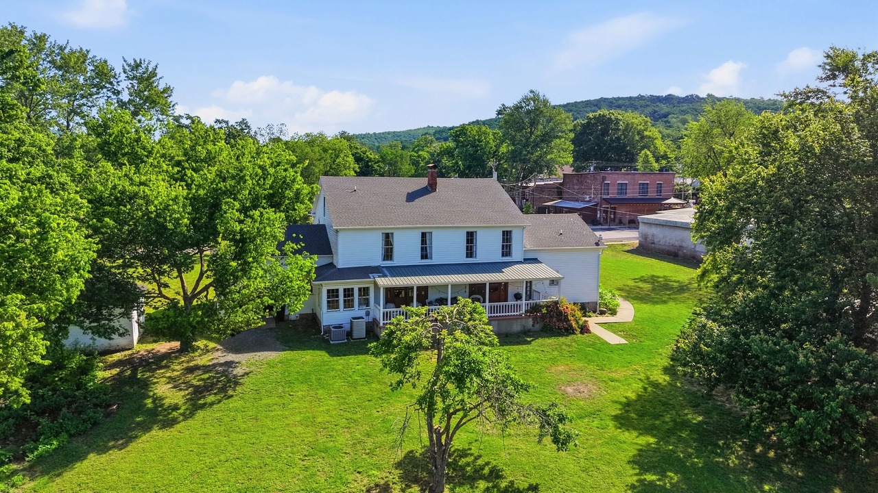 Photo of Outdoor in Leslie