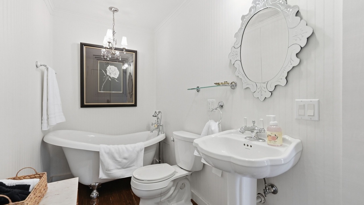 Photo of Bathroom in Leslie