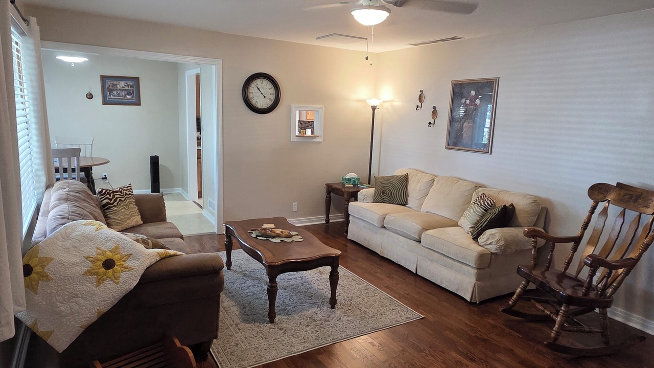 Photo of Livingroom in Russell