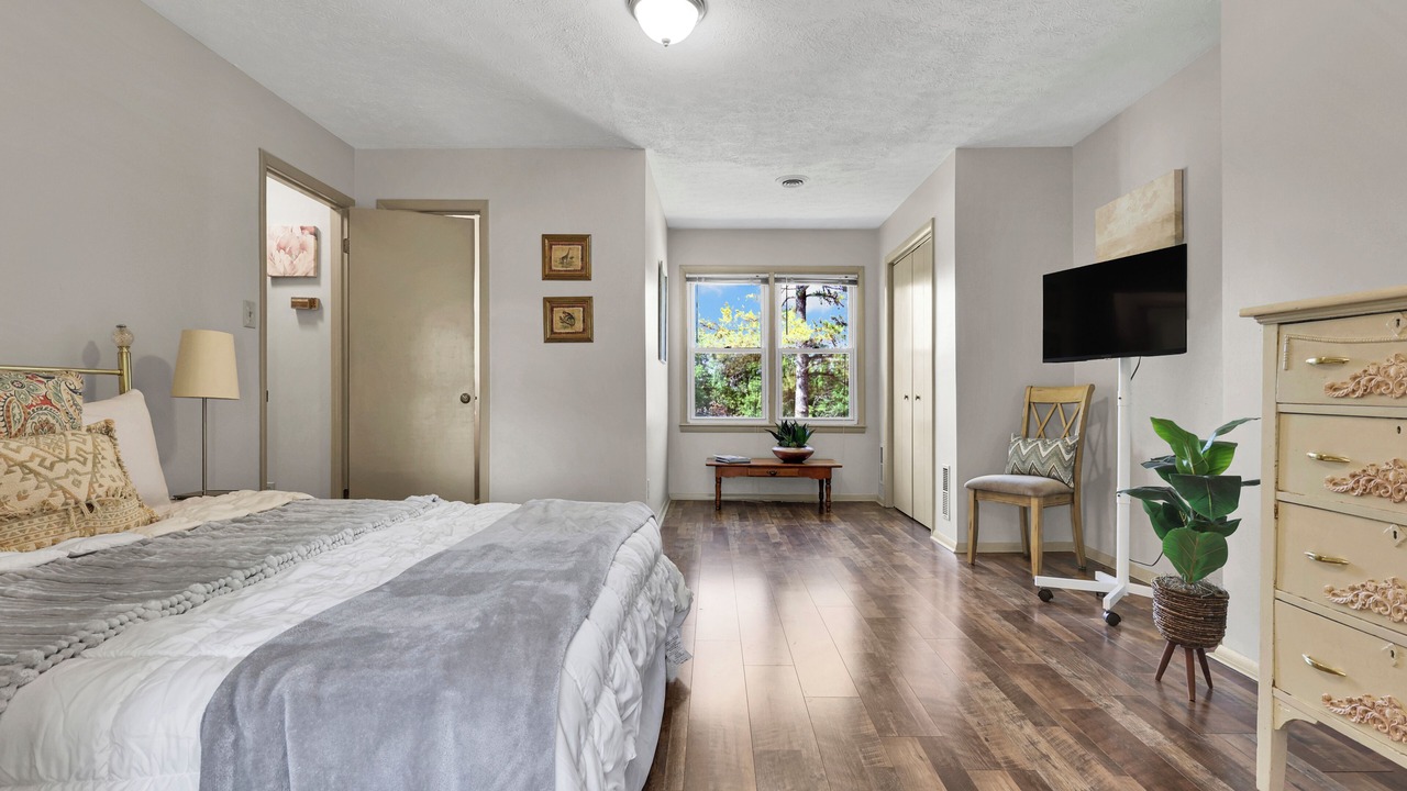 Photo of Bedroom in Drake