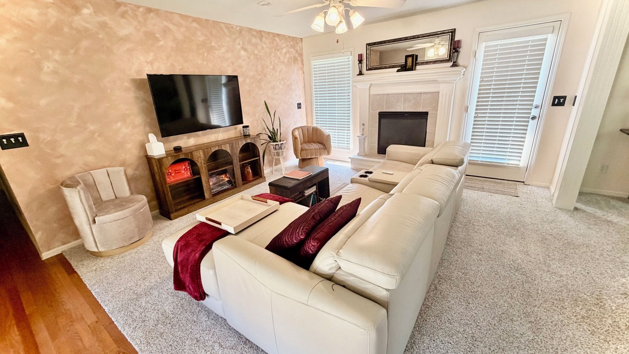 Photo of Livingroom in I-435 West KC-KS