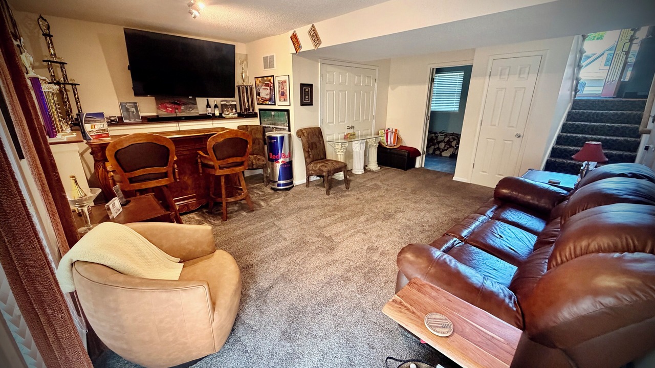 Photo of Livingroom in I-435 West KC-KS