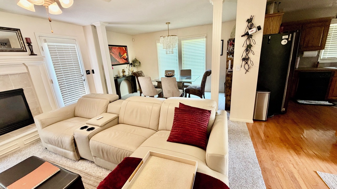 Photo of Livingroom in I-435 West KC-KS