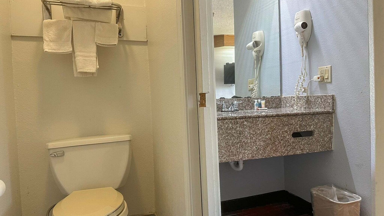 Photo of Bathroom in Parkway Village
