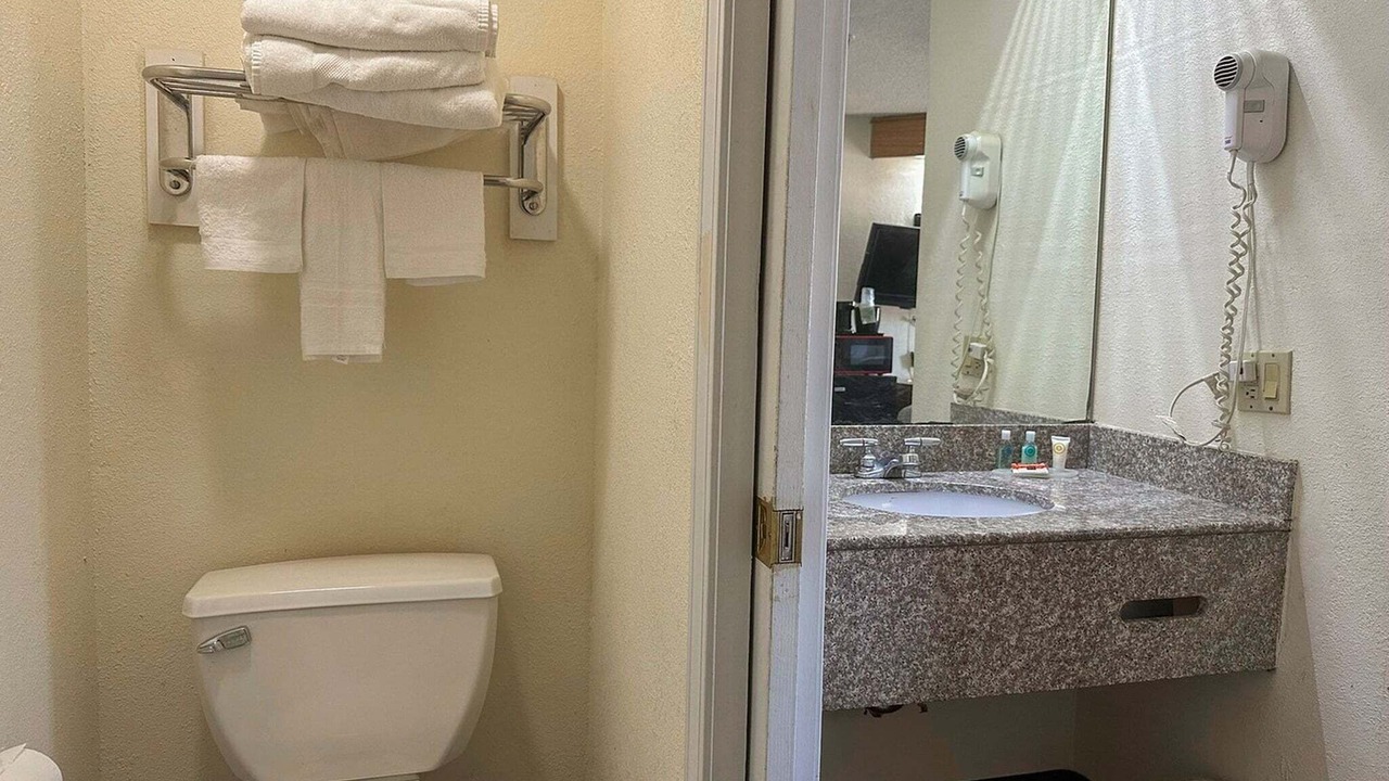 Photo of Bathroom in Parkway Village